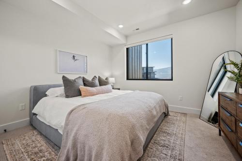 a bedroom with a large bed and a window at Mountain View Golf Haven Pt C105 Wkly Disc in Eden