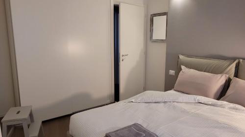 a small bedroom with a bed and a table at Lo Scricciolo in Rovereto