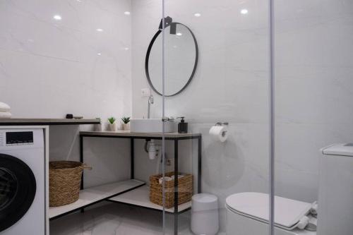 een badkamer met een toilet en een spiegel bij Alvina Complex in Tsachkadzor
