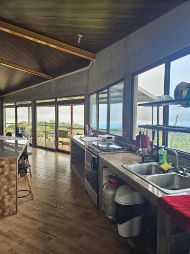 una grande cucina con vista sull'oceano di CreaDora Casa campestre a La Estrella