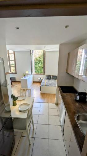 une cuisine et un salon avec une table et un canapé dans l'établissement Appartement 30m2 Sète centre ville, à Sète