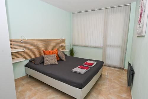 A bed or beds in a room at Eli Apartment Burgas Center