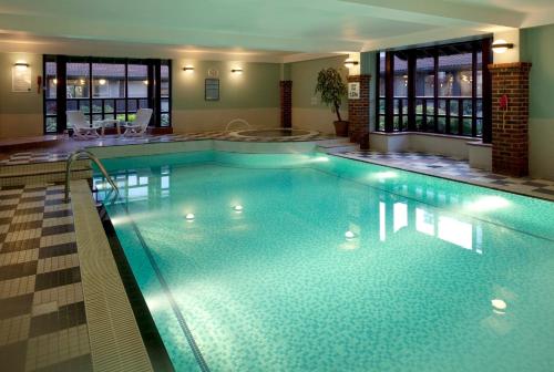 Holiday Inn Birmingham Bromsgrove by IHGの敷地内または近くにあるプール