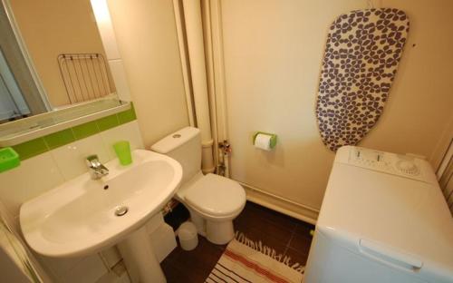 une salle de bain avec des toilettes blanches et un lavabo dans l'établissement Studio face Unesco et Invalides, à Paris