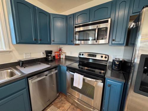 Dapur atau dapur kecil di Central Lake Placid Mountain Views
