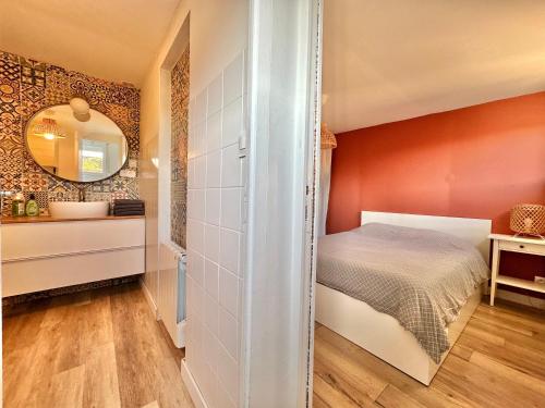 a small bedroom with a bed and a mirror at Petite maison de vacances - Terrasse - Berck-Plage in Berck-sur-Mer