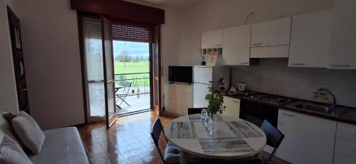 una cucina con tavolo, tavolo e sedie di Villa Gaudi a Cornegliano Laudense