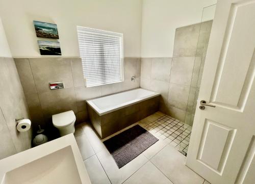 Bilik mandi di Charming Villa