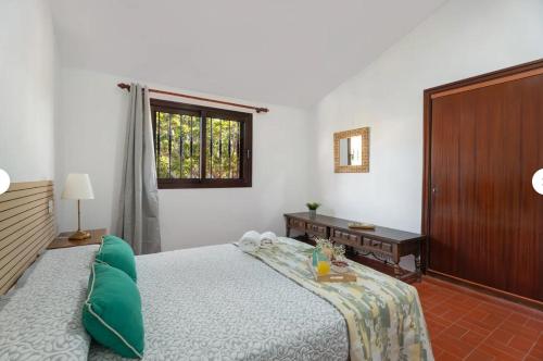 a bedroom with a bed and a window at Villa del Mar Palm Mar in Palm-mar