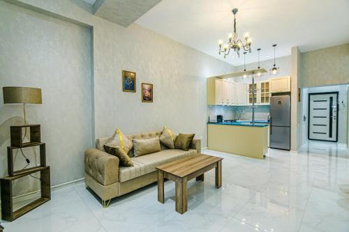 salon z kanapą i stołem w obiekcie Nice Stylish Home w mieście Baku
