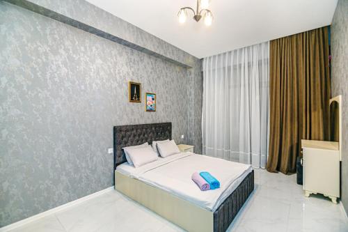 sypialnia z łóżkiem w pokoju w obiekcie Nice Stylish Home w mieście Baku