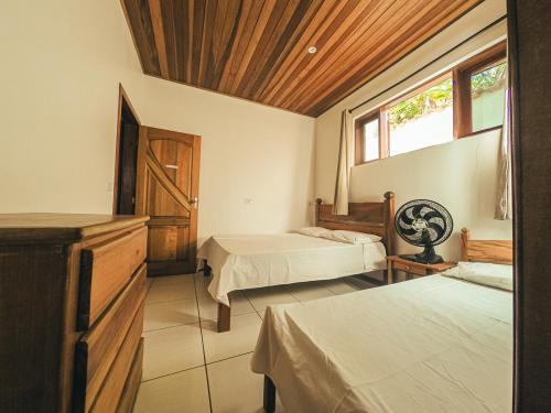 Ένα ή περισσότερα κρεβάτια σε δωμάτιο στο Casa e Chalé da Fatinha Praia do Sono Paraty RJ