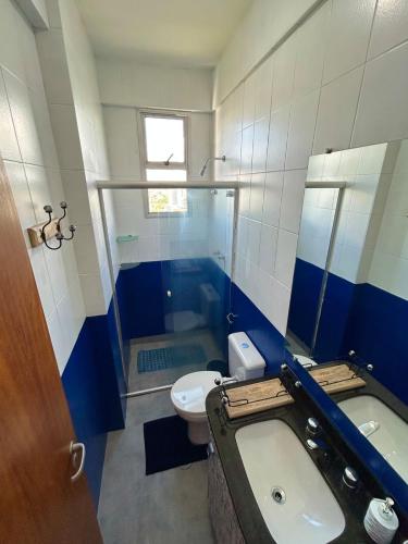 a bathroom with a tub and a toilet and a sink at Linda cobertura duplex com varanda no Vila da Serra in Nova Lima