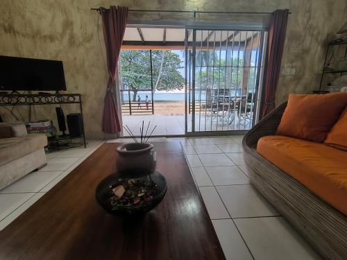 a living room with a couch and a table at La Villa Lou, Musée Des Arts Grand Batangua in Kribi