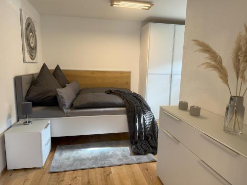 a bed in a room with at Casa Clara - Exklusive Ferienwohnung in Hennweiler