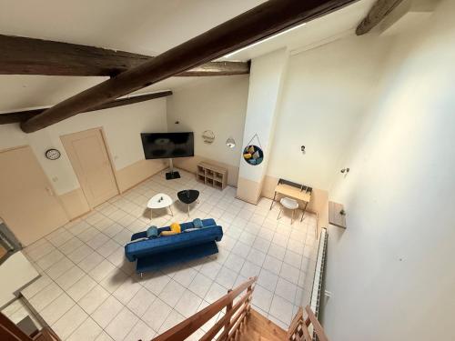 - un salon avec un canapé bleu dans l'établissement Cozy duplex with bar near Metz, à Ancy-sur-Moselle