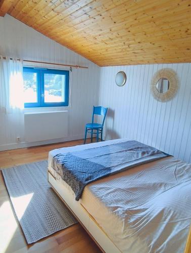 Ce lit se trouve dans un dortoir doté d'une chaise et d'une fenêtre. dans l'établissement Maison souvenir, à Andernos-les-Bains