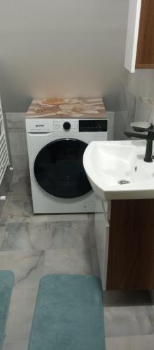 a microwave oven in a kitchen with a sink at Ruža vetrova A3 dupleks in Nova Varoš