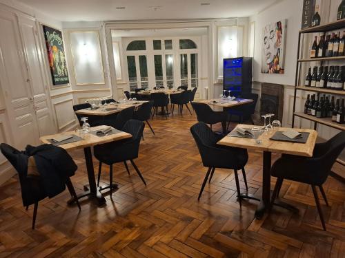 un restaurant avec des tables et des chaises dans une salle dans l'établissement Hotel Restaurant La CHEVALIERE, à Saint-Florentin