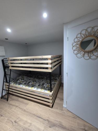 Cette chambre comprend un lit superposé avec un miroir mural. dans l'établissement Sublime studio en face de la Moselle, à Chavelot