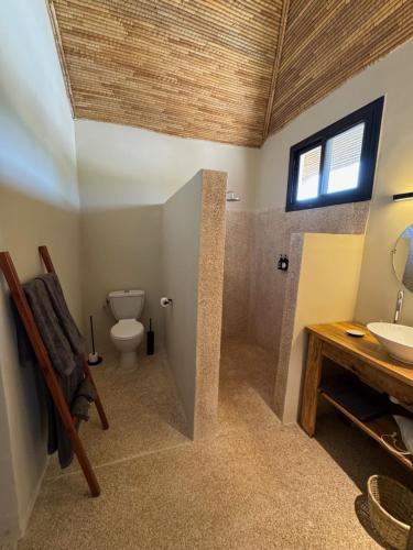 Salle de bains dans l'établissement Nino Lodge