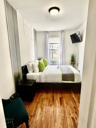 a bedroom with a bed and a window at Apart Studio 12mint From New York City Times Square in West New York