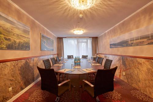 a conference room with a long table and chairs at SOALTEE Hotel by Trip Inn Frankfurt Messe Tagungshotel in Frankfurt/Main