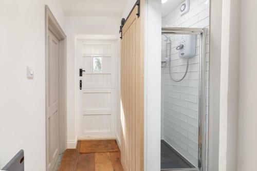 ビーネイカーにあるThe loftのシャワーとガラスのドアが付いたバスルーム