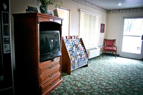 Una televisión o centro de entretenimiento en Crystal Inn Suites & Spas