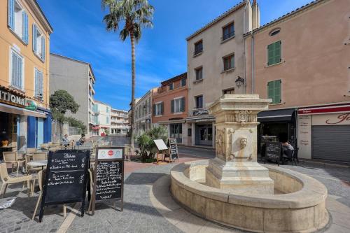 une fontaine au milieu d'une rue dans l'établissement Le Cocon Cavet T3 cœur village Marché & Port, à Sanary-sur-Mer