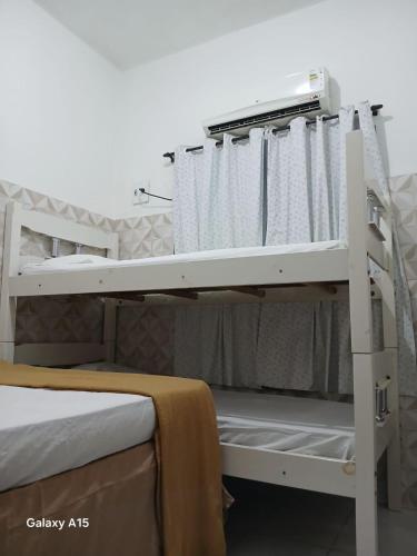 a bedroom with a bunk bed with a bunk bedessen at Cantinho da bel in Maragogi