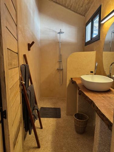 Salle de bains dans l'établissement Nino Lodge
