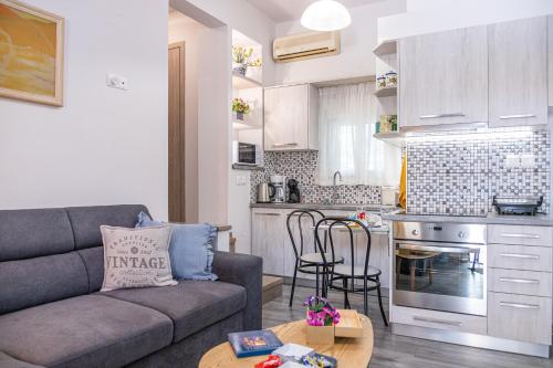 a living room with a couch and a kitchen at Chill Vibes Luxurious Living House in Volos