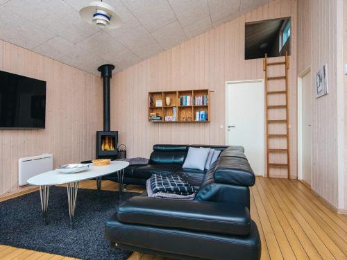 Μια τηλεόραση ή/και κέντρο ψυχαγωγίας στο 6 person holiday home in Bjert