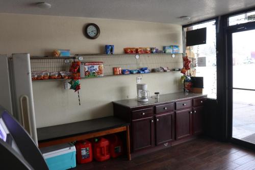 Dapur atau dapur kecil di Sands Hotel Formerly OYO Hotel
