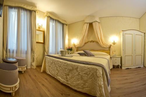 Un dormitorio con una cama grande en una habitación. en Residenza Goldoni, en Venecia