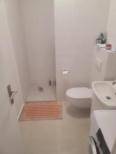 une salle de bain blanche avec des toilettes et un lavabo dans l'établissement Lidou, à Menton