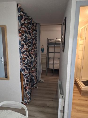 einen Flur, der zu einem Zimmer mit einem Schlafzimmer führt in der Unterkunft appartement T2bis idealement situé au bord du lac marin de Vieux Boucau in Vieux-Boucau-les-Bains