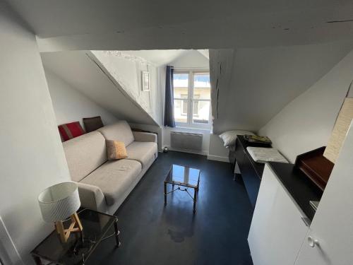 un salon avec un canapé et une table dans l'établissement Petit PARIS, à Paris