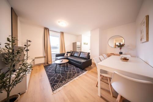 un salon avec une table et un canapé dans l'établissement Magnifique Logement 6 pers Near Basel Parking Wifi, à Saint-Louis