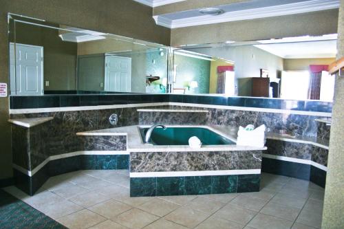 Gallery image of Crystal Inn Suites & Spas in Inglewood