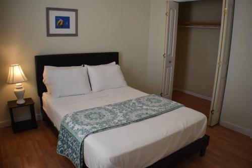 Ένα ή περισσότερα κρεβάτια σε δωμάτιο στο Cozy Coastal Getaway