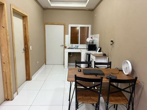 a kitchen with a table and chairs in a room at Hermoso Apartamento de 1 Habitación, Residencial Lomas del Dorado in Tegucigalpa