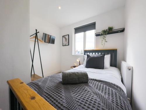 En eller flere senge i et værelse på Contractor Stays - Fast WiFi, Free Parking