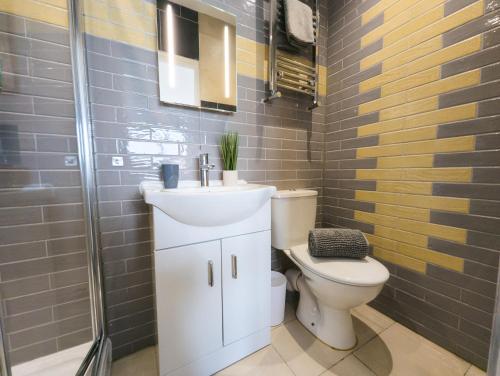 Et badeværelse på Contractor Stays - Fast WiFi, Free Parking