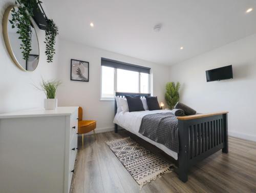 a bedroom with a bed and a television in it at WorkStay Portsmouth Rooms with Ensuite & Shared Bathrooms in Portsmouth