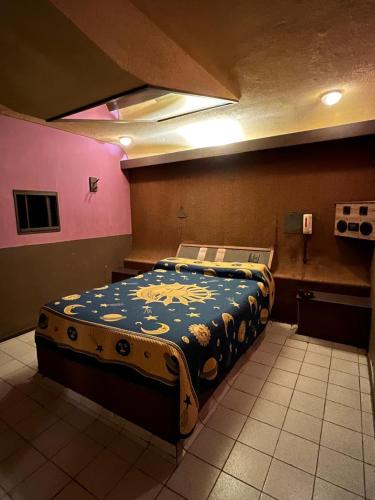 a bedroom with a large bed in a room at Motel Cocovi in Ciudad Lujan de Cuyo