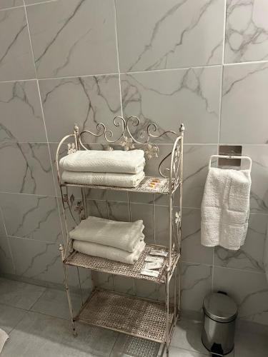 a towel rack with towels on it in a bathroom at Departamentos Oliver in Santa Rosa