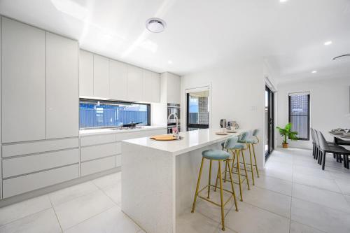 Η κουζίνα ή μικρή κουζίνα στο Modern 4BD Family Retreat Near Leppington