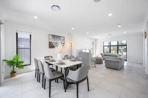Χώρος καθιστικού στο Modern 4BD Family Retreat Near Leppington